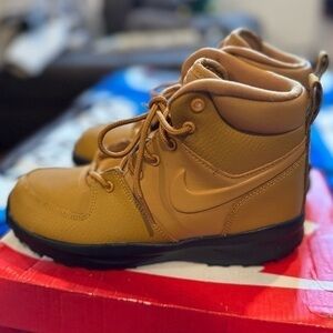 Kids Boys/Girls Brown Nike Manoa Boots Size 3Y
Brand New